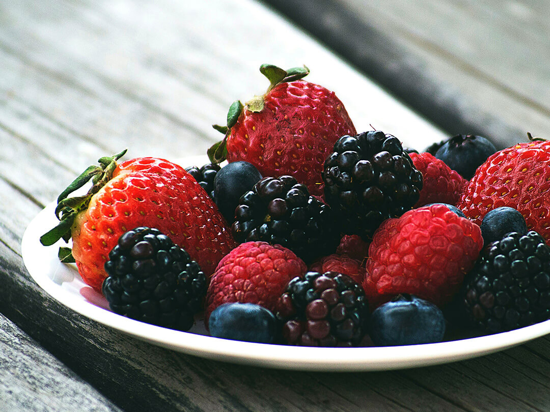 Teller mit Beeren. Copyright: Sara Cervera, unsplash