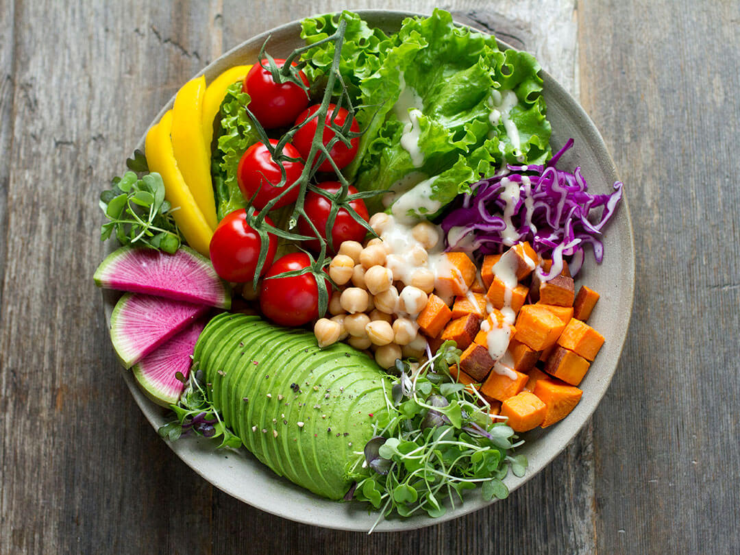 Bowl u.a. mit Avocado, Kichererbsen, Süßkartoffeln und Feigen. Copyright: Anna Pelzer, unsplash.