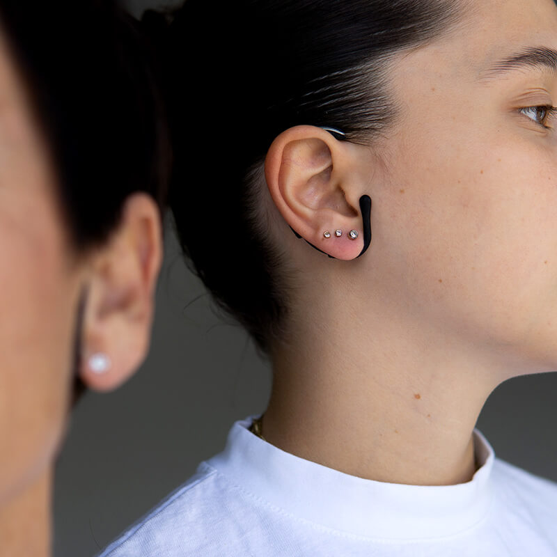 forgtin-am-ohr_tinnitus-therapie_square1 ForgTin®-Ohrbügel zur Tinnitus-Therapie für jedes Alter.