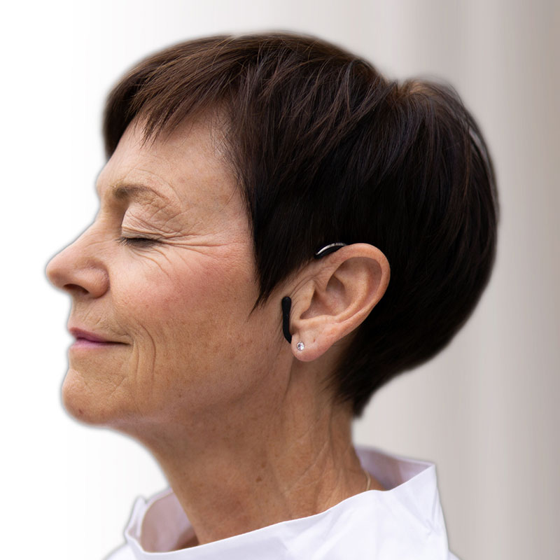 forgtin_tinnitus_therapie_square ForgTin®-Ohrbügel zur Tinnitus-Therapie am Ohr einer entspannten Frau
