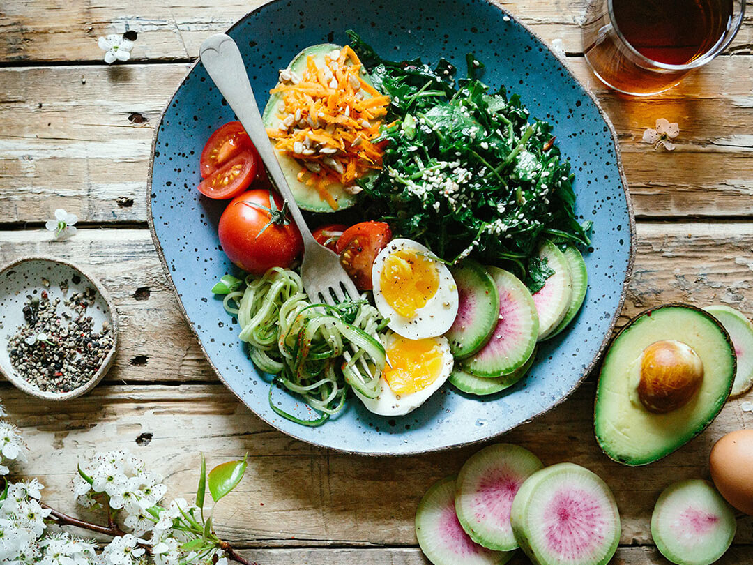 Teller mit Rohkost und Gemüse. Copyright: Brooke Lark, unsplash
