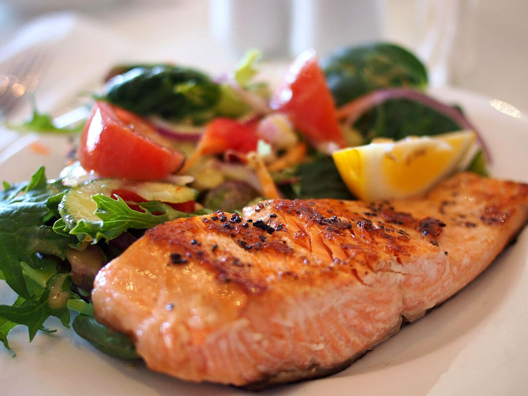 Gesundes Eiweiß: Gebratener Lachs auf Salat. Copyright: Cattalin, pixabay