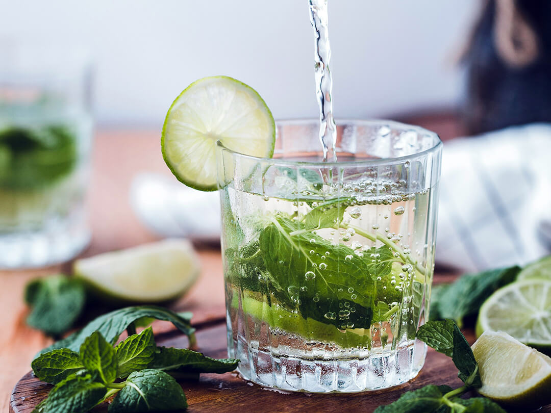 Glas Wasser mit frischer Minze und Limette. Copyright: Mae Mu, unplash