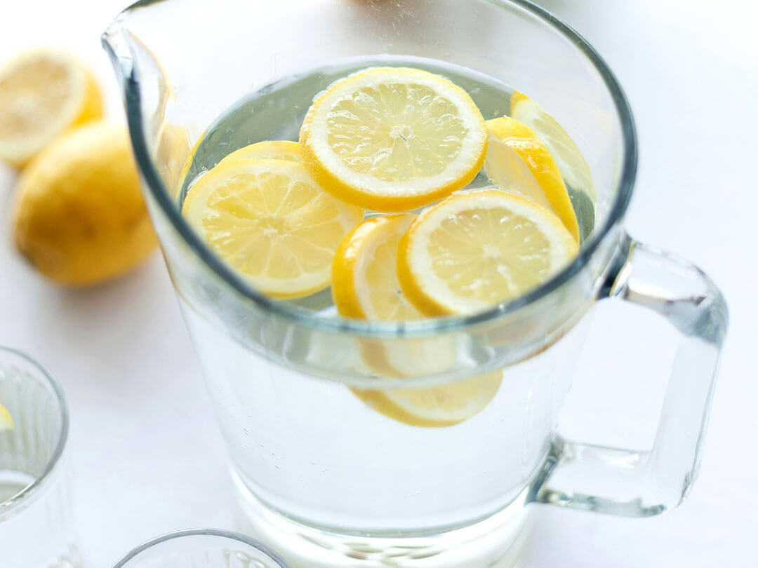 Glaskaraffe mit Wasser und Zitronenscheiben. Copyright: Julia Zolotova, unsplash.